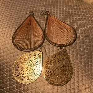 Gold set of earrings